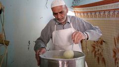 محيي الدين الخطيب (أبو طارق) من مدينة رفح جنوب قطاع غزة أحد العاملين في مهنة صناعة حلوى رمضان الشهيرة القطايف. حيث عكف أبو طارق على صناعة "القطايف" منذ 40 عاماً وهو بذلك يعد من أقدم العاملين في هذا المجال وأشهرهم في مدينة رفح.