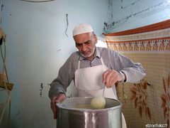 محيي الدين الخطيب (أبو طارق) من مدينة رفح جنوب قطاع غزة أحد العاملين في مهنة صناعة حلوى رمضان الشهيرة القطايف. حيث عكف أبو طارق على صناعة "القطايف" منذ 40 عاماً وهو بذلك يعد من أقدم العاملين في هذا المجال وأشهرهم في مدينة رفح.
