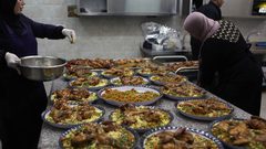 الجمعية الخيرية الاسلامية الخليل تستمر بتوزيع وجبات الافطار للفقراء في رمضان