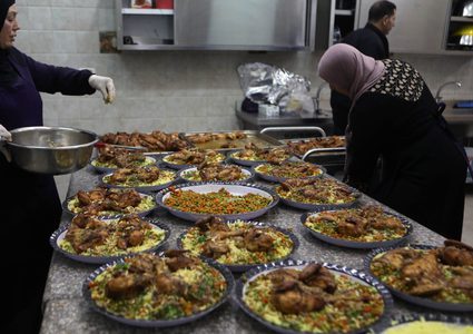 الجمعية الخيرية الاسلامية الخليل تستمر بتوزيع وجبات الافطار للفقراء في رمضان