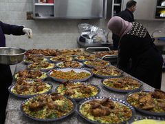 الجمعية الخيرية الاسلامية الخليل تستمر بتوزيع وجبات الافطار للفقراء في رمضان