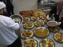 الجمعية الخيرية الاسلامية الخليل تستمر بتوزيع وجبات الافطار للفقراء في رمضان