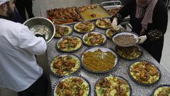 الجمعية الخيرية الاسلامية الخليل تستمر بتوزيع وجبات الافطار للفقراء في رمضان