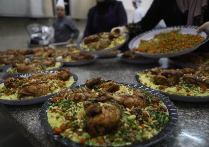 الجمعية الخيرية الاسلامية الخليل تستمر بتوزيع وجبات الافطار للفقراء في رمضان