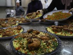 الجمعية الخيرية الاسلامية الخليل تستمر بتوزيع وجبات الافطار للفقراء في رمضان