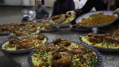 الجمعية الخيرية الاسلامية الخليل تستمر بتوزيع وجبات الافطار للفقراء في رمضان