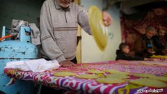 أبو طارق الخطيب يعمل القطايف منذ 40 عاماً في مدينة رفح