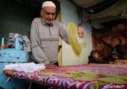 محيي الدين الخطيب (أبو طارق) من مدينة رفح جنوب قطاع غزة أحد العاملين في مهنة صناعة حلوى رمضان الشهيرة القطايف. حيث عكف أبو طارق على صناعة "القطايف" منذ 40 عاماً وهو بذلك يعد من أقدم العاملين في هذا المجال وأشهرهم في مدينة رفح.