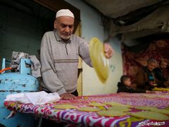 محيي الدين الخطيب (أبو طارق) من مدينة رفح جنوب قطاع غزة أحد العاملين في مهنة صناعة حلوى رمضان الشهيرة القطايف. حيث عكف أبو طارق على صناعة "القطايف" منذ 40 عاماً وهو بذلك يعد من أقدم العاملين في هذا المجال وأشهرهم في مدينة رفح.