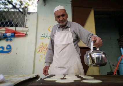 محيي الدين الخطيب (أبو طارق) من مدينة رفح جنوب قطاع غزة أحد العاملين في مهنة صناعة حلوى رمضان الشهيرة القطايف. حيث عكف أبو طارق على صناعة "القطايف" منذ 40 عاماً وهو بذلك يعد من أقدم العاملين في هذا المجال وأشهرهم في مدينة رفح.