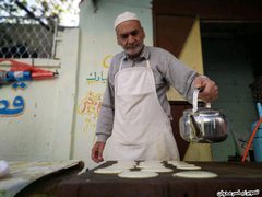 محيي الدين الخطيب (أبو طارق) من مدينة رفح جنوب قطاع غزة أحد العاملين في مهنة صناعة حلوى رمضان الشهيرة القطايف. حيث عكف أبو طارق على صناعة "القطايف" منذ 40 عاماً وهو بذلك يعد من أقدم العاملين في هذا المجال وأشهرهم في مدينة رفح.