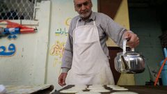 أبو طارق الخطيب يعمل القطايف منذ 40 عاماً في مدينة رفح