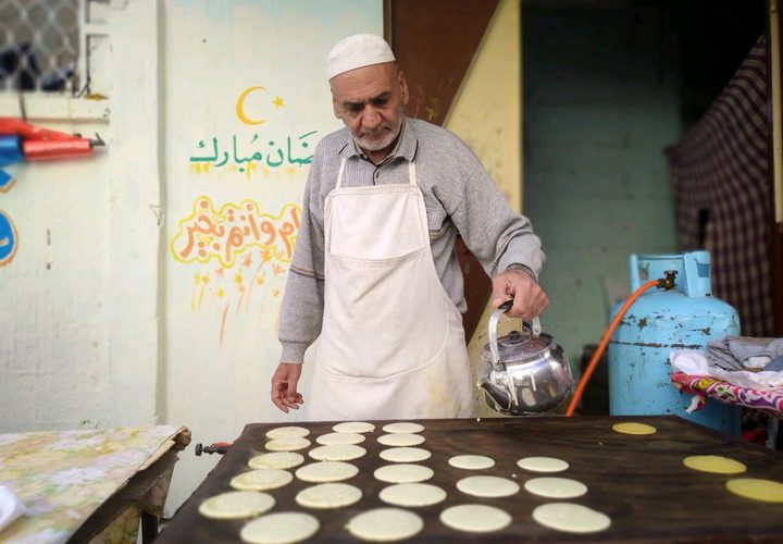 محيي الدين الخطيب (أبو طارق) من مدينة رفح جنوب قطاع غزة أحد العاملين في مهنة صناعة حلوى رمضان الشهيرة القطايف. حيث عكف أبو طارق على صناعة "القطايف" منذ 40 عاماً وهو بذلك يعد من أقدم العاملين في هذا المجال وأشهرهم في مدينة رفح.