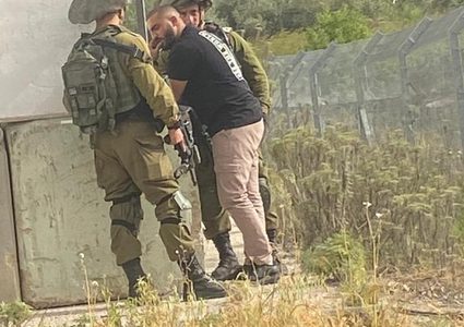 الاحتلال يعتقل أسيرا محررا على حاجز عسكري شرق طولكرم