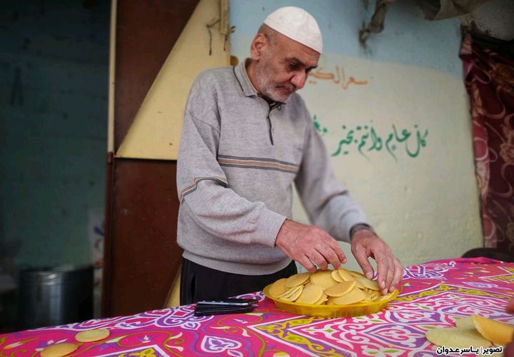 محيي الدين الخطيب (أبو طارق) من مدينة رفح جنوب قطاع غزة أحد العاملين في مهنة صناعة حلوى رمضان الشهيرة القطايف. حيث عكف أبو طارق على صناعة "القطايف" منذ 40 عاماً وهو بذلك يعد من أقدم العاملين في هذا المجال وأشهرهم في مدينة رفح.