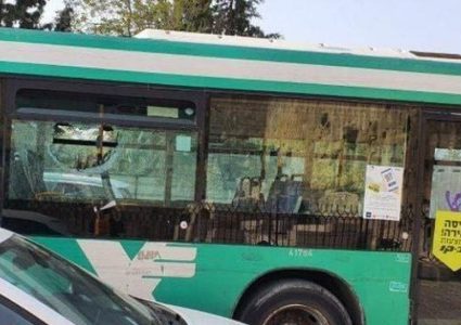 إصابة 5 مستوطنين خلال تصدي الفلسطينيين لحافلة ممن اقتحموا الاقصى