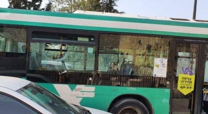 إصابة 5 مستوطنين خلال تصدي الفلسطينيين لحافلة ممن اقتحموا الاقصى
