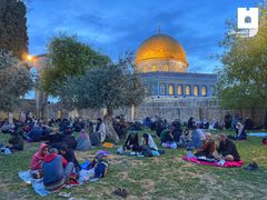 عائلات فلسطينية وشبان يتناولون إفطارهم في المسجد الأقصى