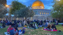 عائلات فلسطينية وشبان يتناولون إفطارهم في المسجد الأقصى