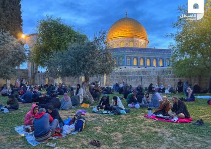 عائلات فلسطينية وشبان يتناولون إفطارهم في المسجد الأقصى