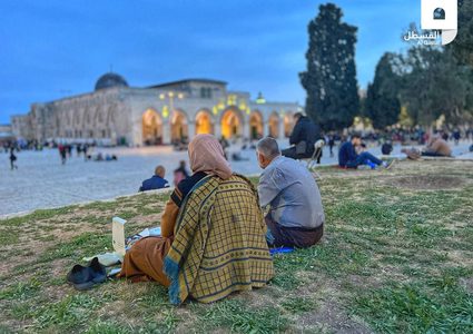 عائلات فلسطينية وشبان يتناولون إفطارهم في المسجد الأقصى