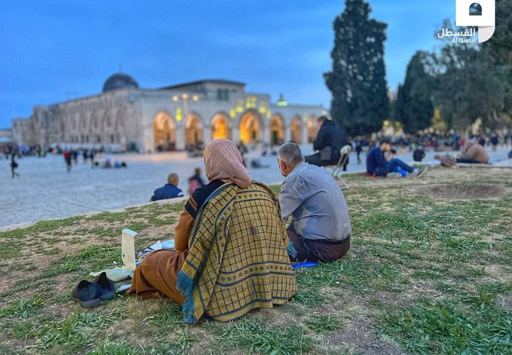 عائلات فلسطينية وشبان يتناولون إفطارهم في المسجد الأقصى