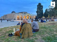 عائلات فلسطينية وشبان يتناولون إفطارهم في المسجد الأقصى