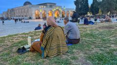 عائلات فلسطينية وشبان يتناولون إفطارهم في المسجد الأقصى