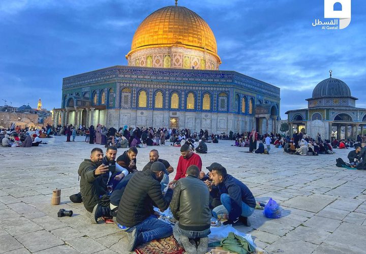 عائلات فلسطينية وشبان يتناولون إفطارهم في المسجد الأقصى