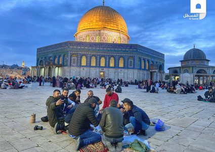 عائلات فلسطينية وشبان يتناولون إفطارهم في المسجد الأقصى