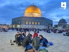 عائلات فلسطينية وشبان يتناولون إفطارهم في المسجد الأقصى