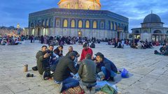 عائلات فلسطينية وشبان يتناولون إفطارهم في المسجد الأقصى