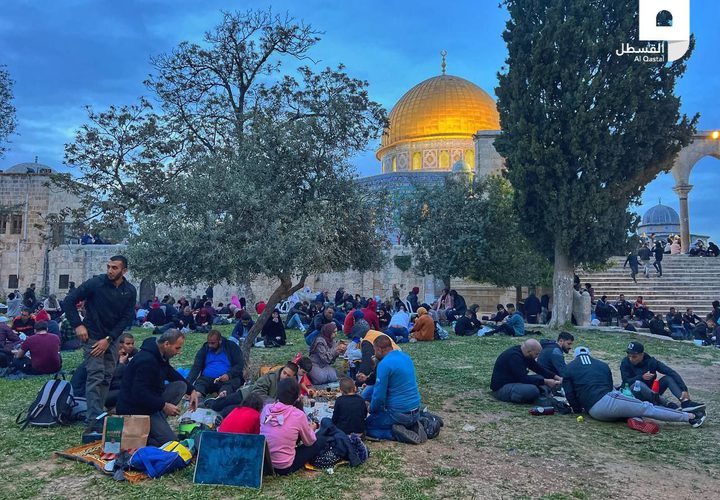 عائلات فلسطينية وشبان يتناولون إفطارهم في المسجد الأقصى