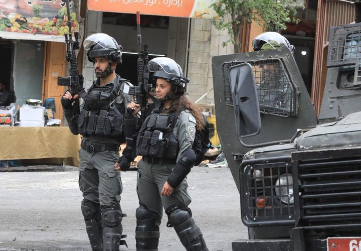 جيش الاحتلال يغلق باب الزاوية وسط الخليل لتأمين اقتحام المستوطنين