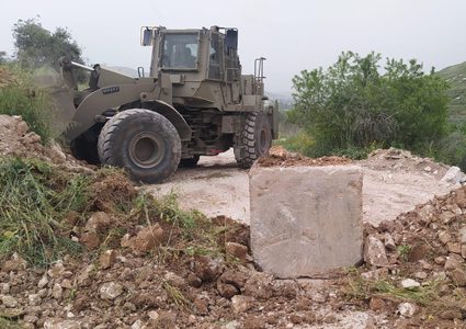 نابلس: الاحتلال يغلق مدخل منطقة المسعودية بالسواتر الترابية