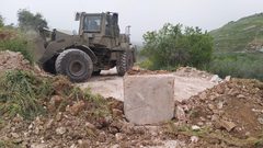 نابلس: الاحتلال يغلق مدخل منطقة المسعودية بالسواتر الترابية