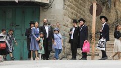 جيش الاحتلال يغلق باب الزاوية وسط الخليل لتأمين اقتحام المستوطنين