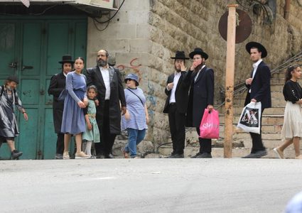 جيش الاحتلال يغلق باب الزاوية وسط الخليل لتأمين اقتحام المستوطنين