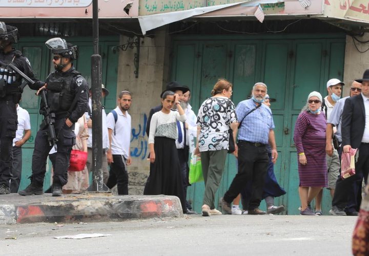 جيش الاحتلال يغلق باب الزاوية وسط الخليل لتأمين اقتحام المستوطنين