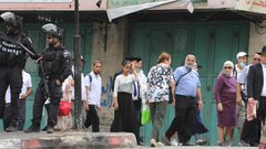 جيش الاحتلال يغلق باب الزاوية وسط الخليل لتأمين اقتحام المستوطنين