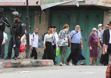 جيش الاحتلال يغلق باب الزاوية وسط الخليل لتأمين اقتحام المستوطنين