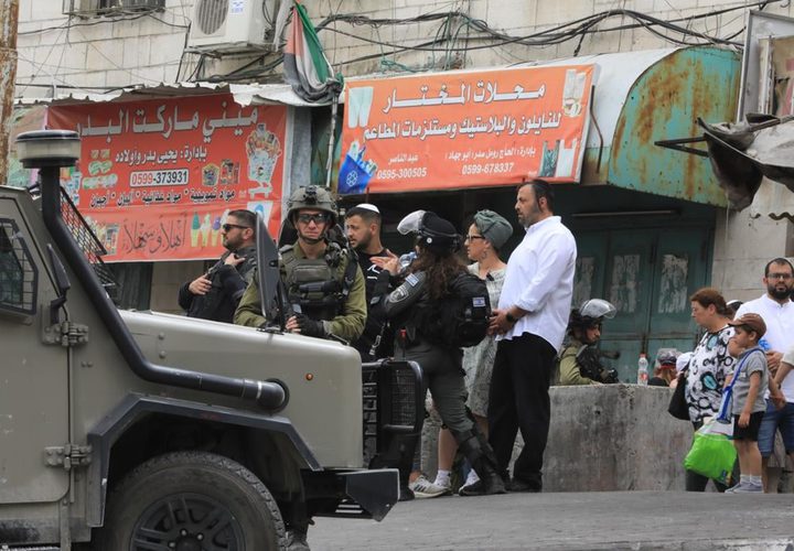 جيش الاحتلال يغلق باب الزاوية وسط الخليل لتأمين اقتحام المستوطنين