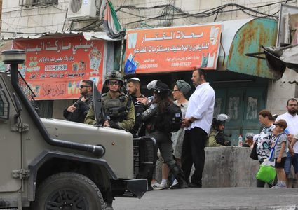 جيش الاحتلال يغلق باب الزاوية وسط الخليل لتأمين اقتحام المستوطنين