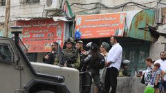 جيش الاحتلال يغلق باب الزاوية وسط الخليل لتأمين اقتحام المستوطنين