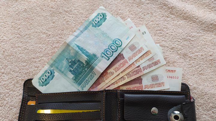 ابتداء من اليوم.. المركزي الروسي يخفف قيود بيع الدولار للأفراد