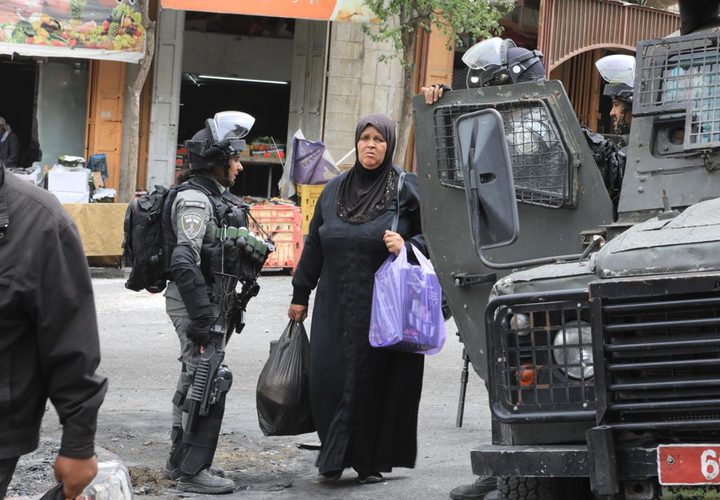 جيش الاحتلال يغلق باب الزاوية وسط الخليل لتأمين اقتحام المستوطنين
