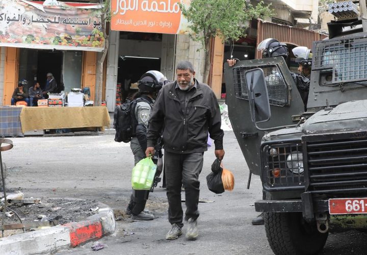 جيش الاحتلال يغلق باب الزاوية وسط الخليل لتأمين اقتحام المستوطنين