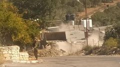 الاحتلال يغلق الطرق الواصلة بين التجمعات السكانية بمسافر يطا بالسواتر الترابية