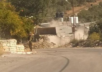 الاحتلال يغلق الطرق الواصلة بين التجمعات السكانية بمسافر يطا بالسواتر الترابية