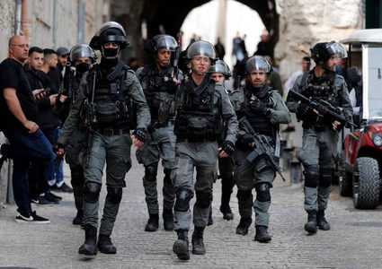 الاحتلال ومستوطنيه يجددون اقتحاماتهم للمسجد الأقصى